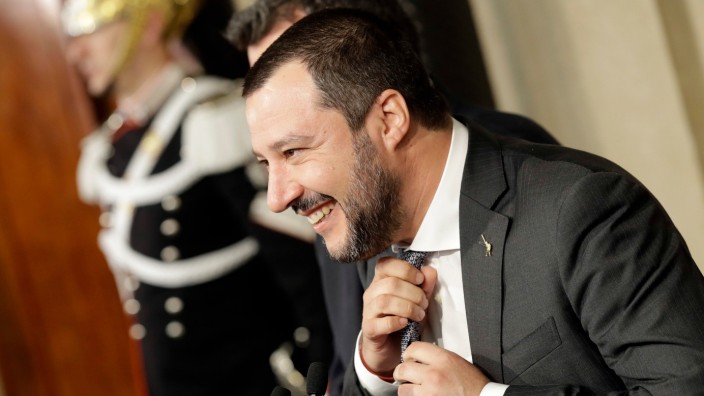 Regierungsbildung in Italien: Sitzt die Krawatte? Der Chef der rechtspopulistischen Lega, Matteo Salvini, nach den Gesprächen im Quirinals-Palast bei Italiens Staatspräsident.