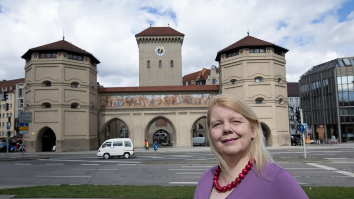 Liane Reithofer vor dem Isartor  macht Stadtführungen und verknüpft Redewendungen mit Münchner Geschichte.