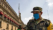 Ausbreitung der Schweinegrippe: Normalerweise kämpfen die Soldaten gegen Drogenbosse, nun verteilen sie in Mexiko-Stadt Atemschutzmasken.
