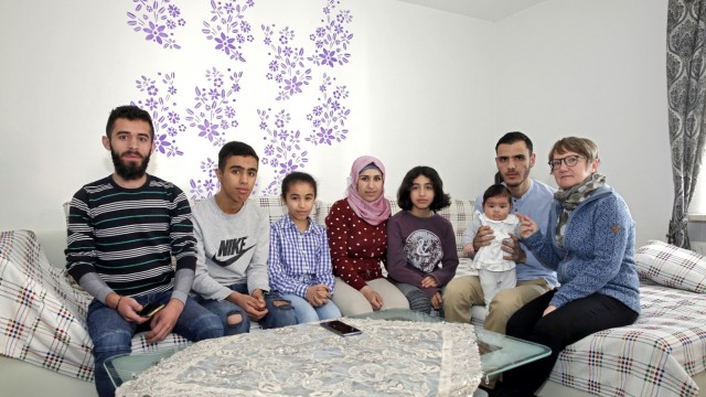 Bitteres Schicksal: Die syrische Familie wird von Ines Lobenstein (r.) betreut: Aziza (4.v.l.) und ihr Mann Hassan (2.v.r.) haben ein Baby und kümmern sich im eigenen Haushalt auch um Azizas Geschwister.