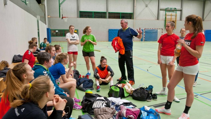Trainer bei Forst United Ebersberg: Hier kommen die Spielerinnen mit ihrem Coach zur Besprechung zusammen.