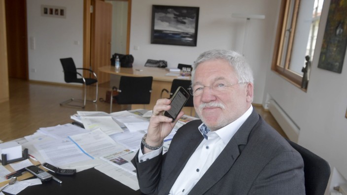 Internetauftritte: Feldkirchens Bürgermeister Werner van der Weck ist meistens analog unterwegs.
