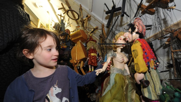 Tag der offenen Tür: Am Tag der offenen Tür können Kinder den Fundus des Münchner Marionettentheaters bewundern: etwa 500 selbstgemachte Puppen.