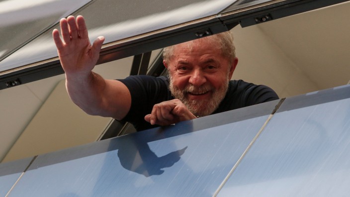Korruptionsaffäre um Lula: Erst 26 Stunden nach Ablauf des Behörden-Ultimatums lässt sich Lula verhaften - und grüßt die Anhänger.