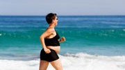 Sport in der Schwangerschaft: Lieber ins Wasser als am Wasser entlang: Joggen während der Schwangerschaft kann riskant sein, Schwimmen dagegen wird empfohlen