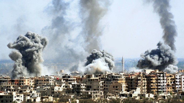 Syrien: Douma, Syrien, 2018. Der UN-Hochkommissar für Menschenrechte, Seid Ra'ad al-Hussein, bezeichnete die syrischen und russischen Angriffe auf die Rebellenhochburg als einen "monströsen Vernichtungsfeldzug".