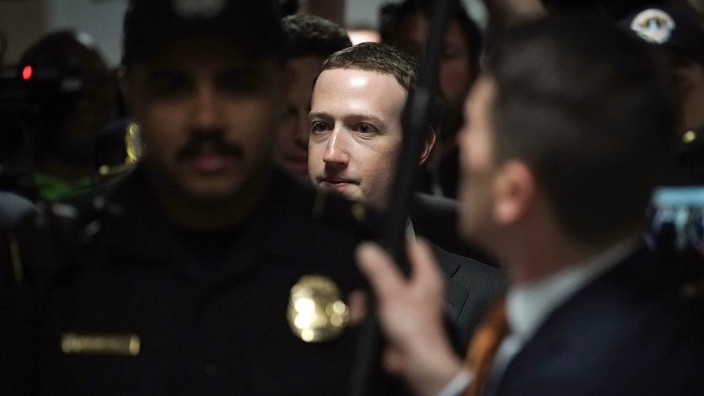 Mark Zuckerberg auf dem Weg zu einem Treffen mit Kongressabgeordneten - der Facebook-CEO will im Kongress zum Datenskandal aussagen.