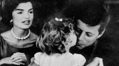 Die Habsburg-Connection: Caroline Kennedy küsst ihren Vater John.