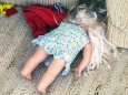 Kinderzimmer Unordnung Puppe liegt am Boden Puppenkleidung *** Nursery disorder doll lies on floo