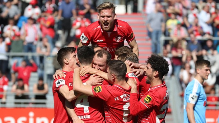 v li Würzburger Spieler mit Torjubel celebrate the goal goal celebration Jubel über das Tor zum