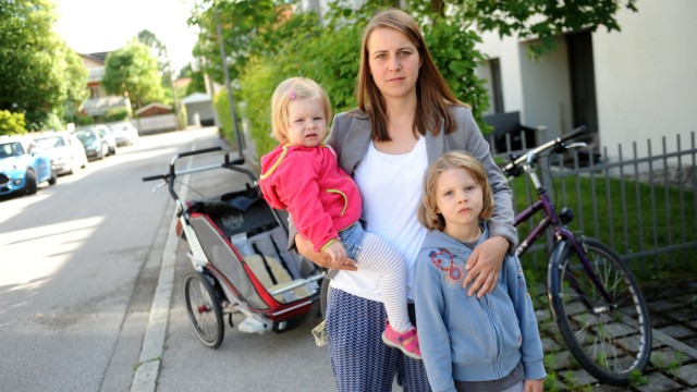 Betreuung: Anne Pächthold muss für ihre Töchter Nele und Kim neue Betreuungsplätze organisieren, weil im Haus für Kinder an der Feldbergstraße Erzieherinnen fehlen.