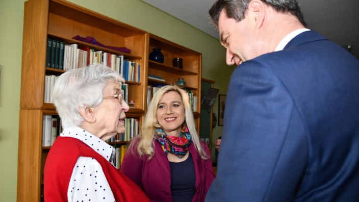 Gesundheitspolitik: Alle Politiker müssten mal ein paar Tage ins Pflegeheim, findet die 88-jährige Irene König, "aber dann auch richtig". Ministerpräsident Markus Söder und Gesundheitsministerin Melanie Huml schauten bei ihr vorbei.