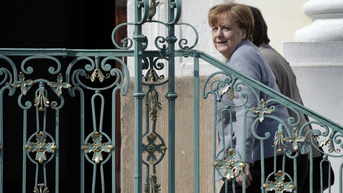 Kabinettsklausur: Zu Gast bei sich selbst: Kanzlerin Angela Merkel und ihr Kabinett logieren für zwei Tage im Gästehaus der Bundesregierung auf Schloss Meseberg.