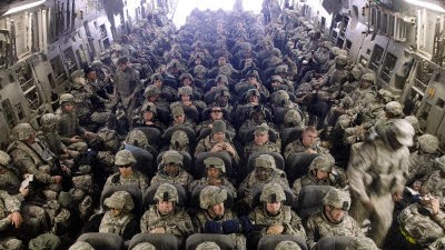 Afghanistan-Konferenz: US-Soldaten warten in einer Transportmaschine auf den Abflug vom Stützpunkt Manas nach Afghanistan.
