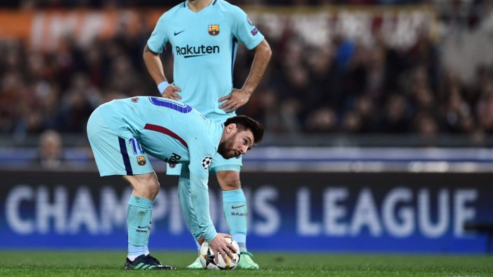 FC Barcelona: Blass wie ihre Trikots: Barça-Stürmer Lionel Messi (vorne) Luis Suárez nach dem Ende in Rom.