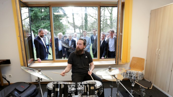 Neue Räume und ein umfassendes Angebot: Stephan Treutter gibt Schlagzeug-Unterricht an der städtischen Musikschule und freut sich jetzt über ideale Unterrichtsbedingungen.