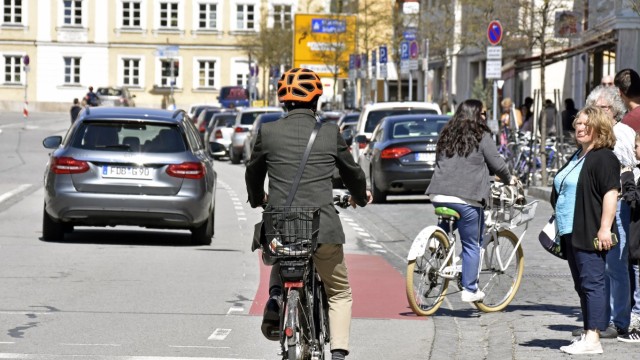 Fahrradwege in Fürstenfeldbruck: Der Schutzstreifen am Sulzbogen könnte im Zuge des geplanten Straßenumbaus erstmals durchgängig rot werden.
