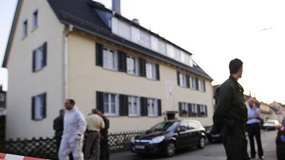 Eislingen: Polizisten sichern den Tatort in Eislingen - ein Mehrfamilienhaus. Viele Spuren gibt es nicht, die Tatwaffe fehlt.