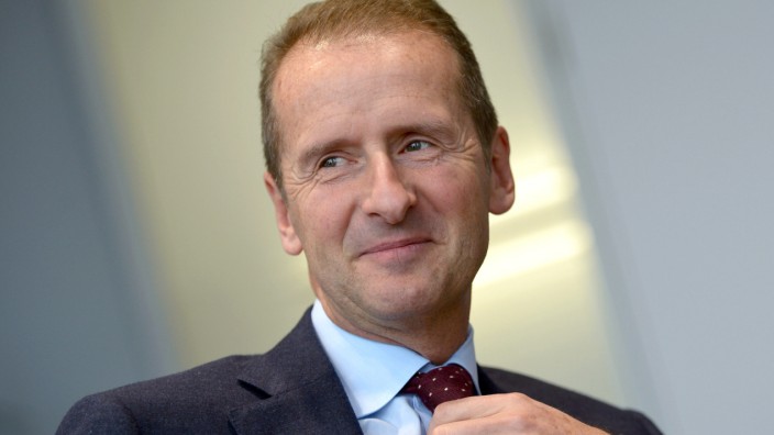 Der VW-Markenchef Herbert Diess 2015 bei einem Interview in Wolfsburg - 2018 übernimmt Diess den Vorstandsvorsitz des Konzerns.