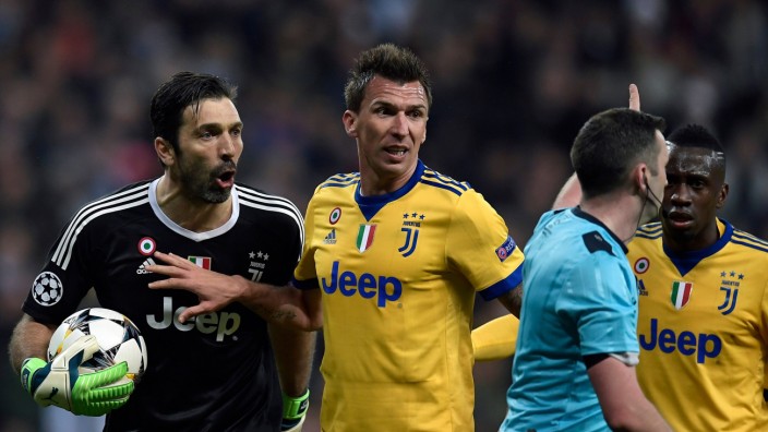 Gianluigi Buffon von Juventus Turin beschwert sich im Viertelfinalspiel der Champions League gegen Real Madrid beim Schiedsrichter.