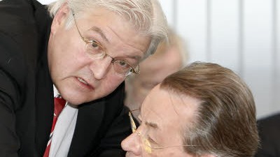 SPD-Steuerpläne: Die SPD-Spitze mit Parteichef Franz Müntefering und Kanzlerkandidat Frank-Walter Steinmeier beriet in Berlin über das Programm für die Bundestagswahl im September.