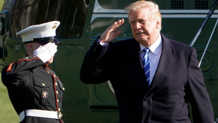 Krieg in Syrien: Wie auch immer er sich entscheidet, jede Option bringt Risiken mit sich: Donald Trump nach der Landung auf dem Rasen des Weißen Hauses.