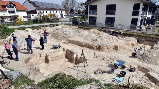 Archäologie: Die Archäologen sind fertig: Ein paar Mal lassen sie ihre Blicke noch über den ehemaligen Königshof schweifen, dann geht es ins Labor.