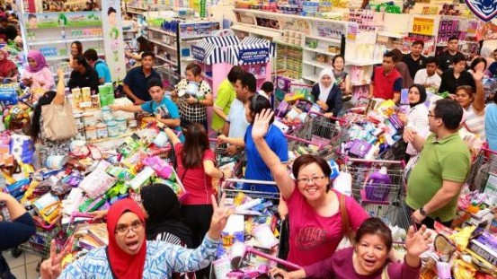 Malaysia: Der Kronprinz von Johor, im Süden von Malaysia, tauchte diese Woche plötzlich in einem Supermarkt auf und sagte den Leuten, sie könnten jetzt einkaufen, was sie wollten.
