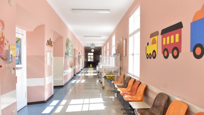 Notfallmedizin für Kinder: In der Haunerschen Kinderklinik steht eine ganze Station leer - es gibt zu wenig Personal, um sie zu betreiben.