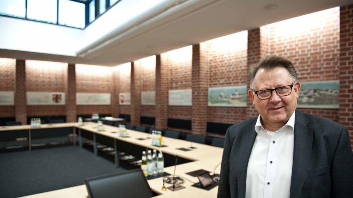Kranker Bürgermeister: Georg Hohmann bei einem Fototermin Anfang Januar 2018 im Markt Schwabener Sitzungssaal.