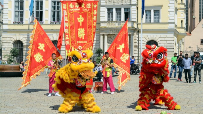 Ingolstadts China-Strategie: Ein Ritual, das Glück bringen soll: Eine Löwentanzgruppe aus der chinesischen Partnerstadt Foshan präsentierte sich auf dem Ingolstädter Rathausplatz. Anlass war die Eröffnung des Audi-Konfuzius-Instituts.