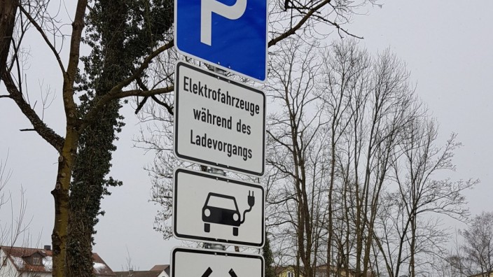 An den Glonnterrassen: Wer hier an den Glonnterrassen in Allershausen tanken will, braucht ein E-Auto und einen "Typ 2"-Stecker.