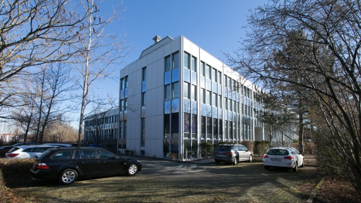 Bürogebäud im Gewerbegebiet Perlach-Süd mit der Anschrift: Hofer Straße 21-25. Der Komplex soll zu einem Boardinghaus umgebaut werden.