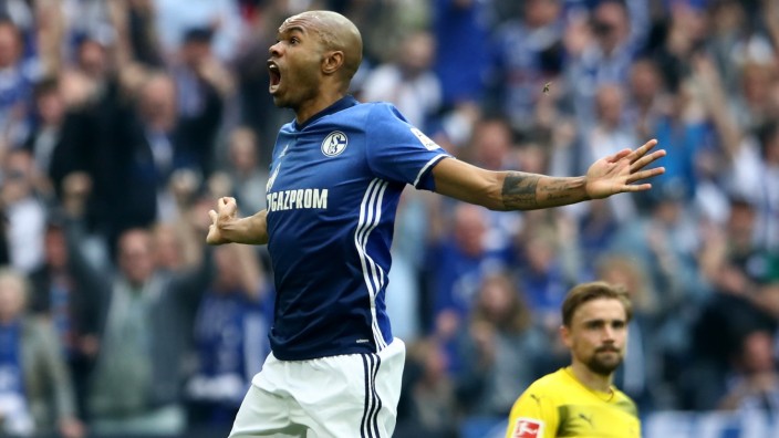 Schalke-Verteidiger Naldo bejubelt sein Tor im Revierderby gegen Borussia Dortmund in der Saison 2017/18.