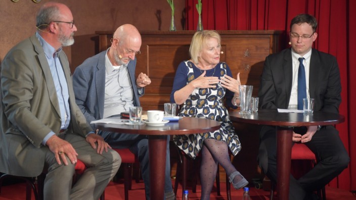 Diskussion in Haar: Norbert Göttler, Gert Heidenreich, Bascha Mika und Stefan Wurster (von links) erörtern im Theatercafé den gefährdete Zustand der Demokratie.