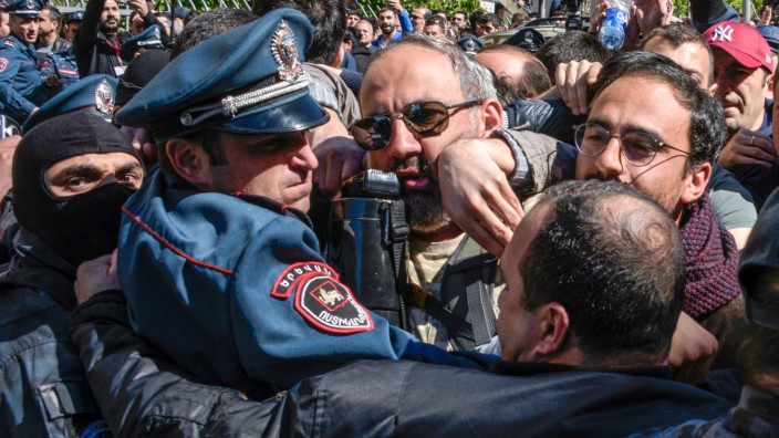 Armenien: Im Griff der Polizei: Armenier bei Protesten in Eriwan.