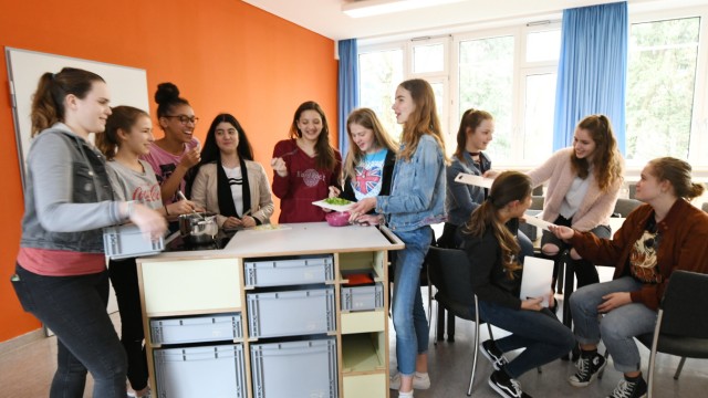 Neue Konzepte in der Schule: Im Klassenzimmer Essen zubereiten: Schülerinnen des Sophie-Scholl-Gymnasiums an einer von zehn mobilen Kochstationen, die die Stadt angeschafft hat.