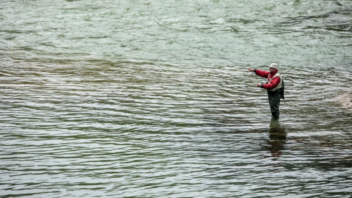 Aus dem Polizeibericht: Ein Angler in der Isar (hier ein Symbolfoto) ist bei Gaißach von einem Schlauchboot gerammt worden. Die Polizei bittet um Zeugen, um den Bootsführer zu finden.