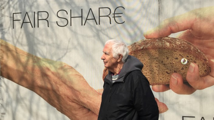 "Fair SharE" in Salzburg: Max Luger vor seinem Container: Die Außenhaut des Fahrzeugs hat ein Künstler gestaltet. Zwei Hände sind zu sehen, die eine reicht ein Stück Brot in die andere - ein Symbol für das Projekt "Fair Share".