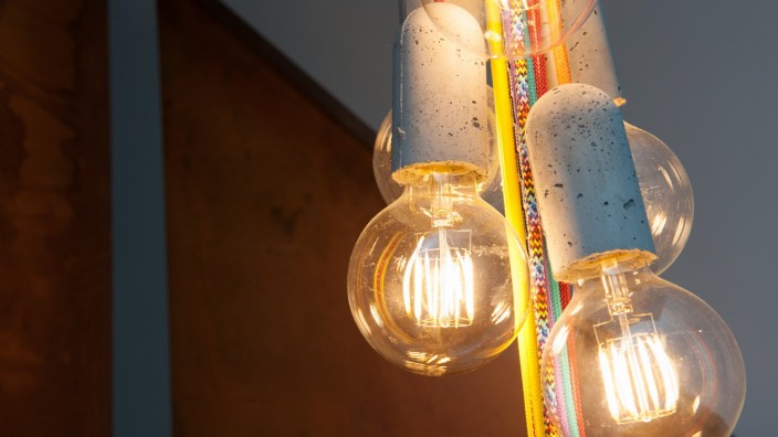 Beleuchtung: Moderne Leuchtmittel lassen sich oft auch in den herkömmlichen Glühbirnen-Sockel schrauben.