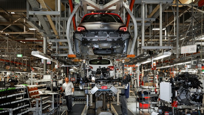 Peugeot-Citroën: Vor einer ungewissen Zukunft: Die Arbeiter im Opel-Werk Eisenach wissen nicht, was sie künftig bauen sollen.