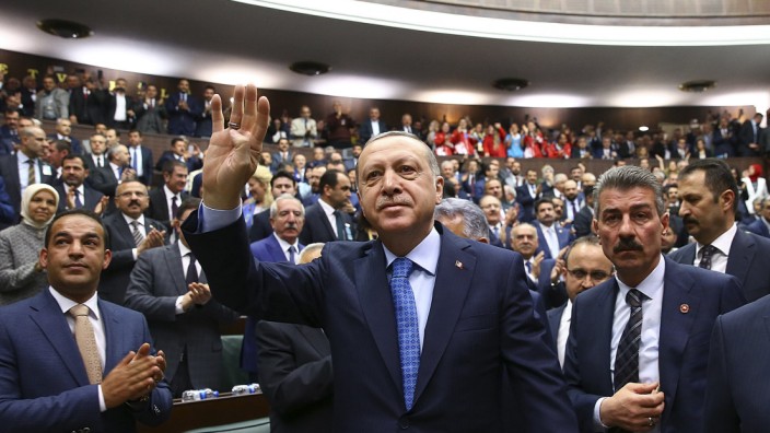 Türkei: Präsident Recep Tayyip Erdoğan gab am Mittwoch bekannt, dass die Türken im Sommer vorzeitig Parlament und Präsident neu wählen sollen.