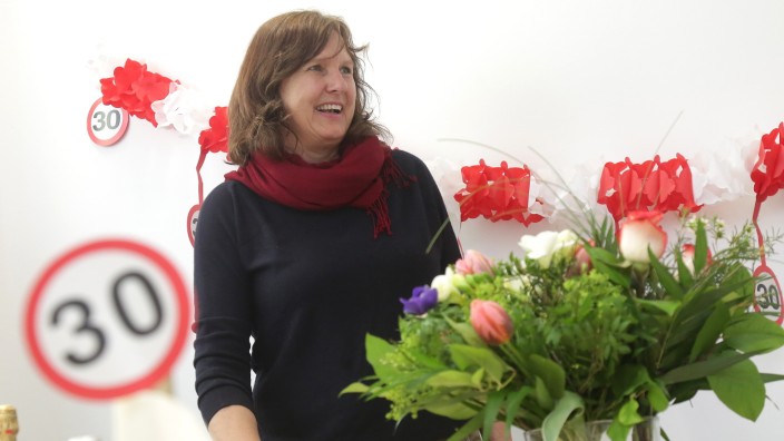 Jubiläum: Blumen zum Jubiläum: Christine Oehlmann arbeitet seit 30 Jahren für die Moosburger VHS und hat in dieser Zeit viel miterlebt.