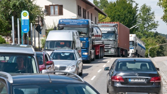 Verkehr: Die Innenstadt von Ebersberg gleicht oft einem Stellplatz für Lastwagen. Daran dürfte sich in den kommenden Jahren nichts ändern.