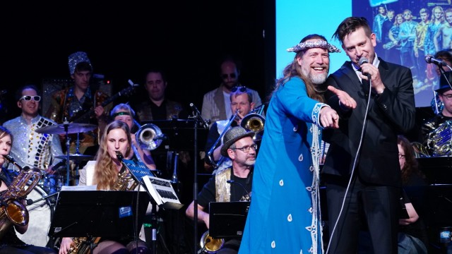 Auszeichnung: Die Dachauer Bigband, hier mit dem als Freiheitsstatue kostümierten Sänger JJ Jones und Bandleiter Tom Jahn.
