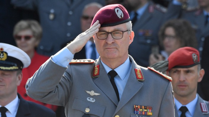 Bundeswehr: Als ranghöchster Soldat hat Eberhard Zorn, 58, auch Einfluss auf die Verteidigungspläne der Regierung. Seine Berufung wird als Wink nach Paris verstanden: Zorn bringt Frankreich-Nähe mit.