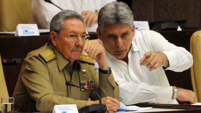 Kubas neuer Präsident: Raúl Castro und sein Nachfolger Miguel Díaz-Canel im Parlament.