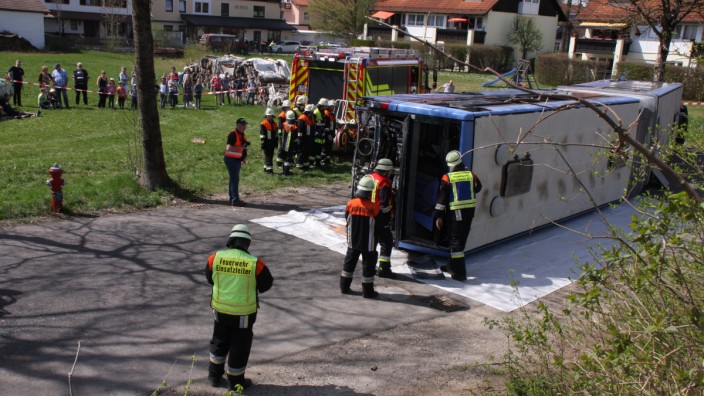 Kirchheim: Was ist zu tun, wenn ein Bus umgestürzt ist und es viele Verletzte gibt? Ehrenamtliche Mimen des Roten Kreuzes spielten überzeugend die Opfer.