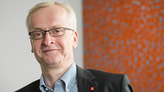Interview: Hans-Jürgen Urban, 56, Politologe, ist im Geschäftsführenden Vorstand der IG Metall unter anderem für Qualifizierung zuständig. Er arbeitet seit 1991 bei der Gewerkschaft.