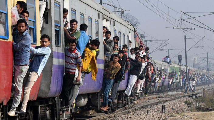 Deutsche Bahn: Überfüllte Züge wie in Indien? Bahnchef Lutz kennt die Lösung.